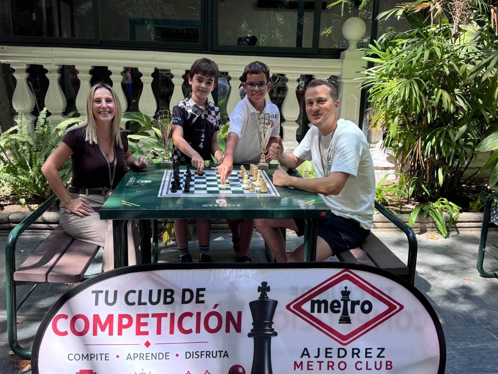 Jóvenes ajedrecistas y sus familias tras la entrega de premios del World Wellness Weekend 2026