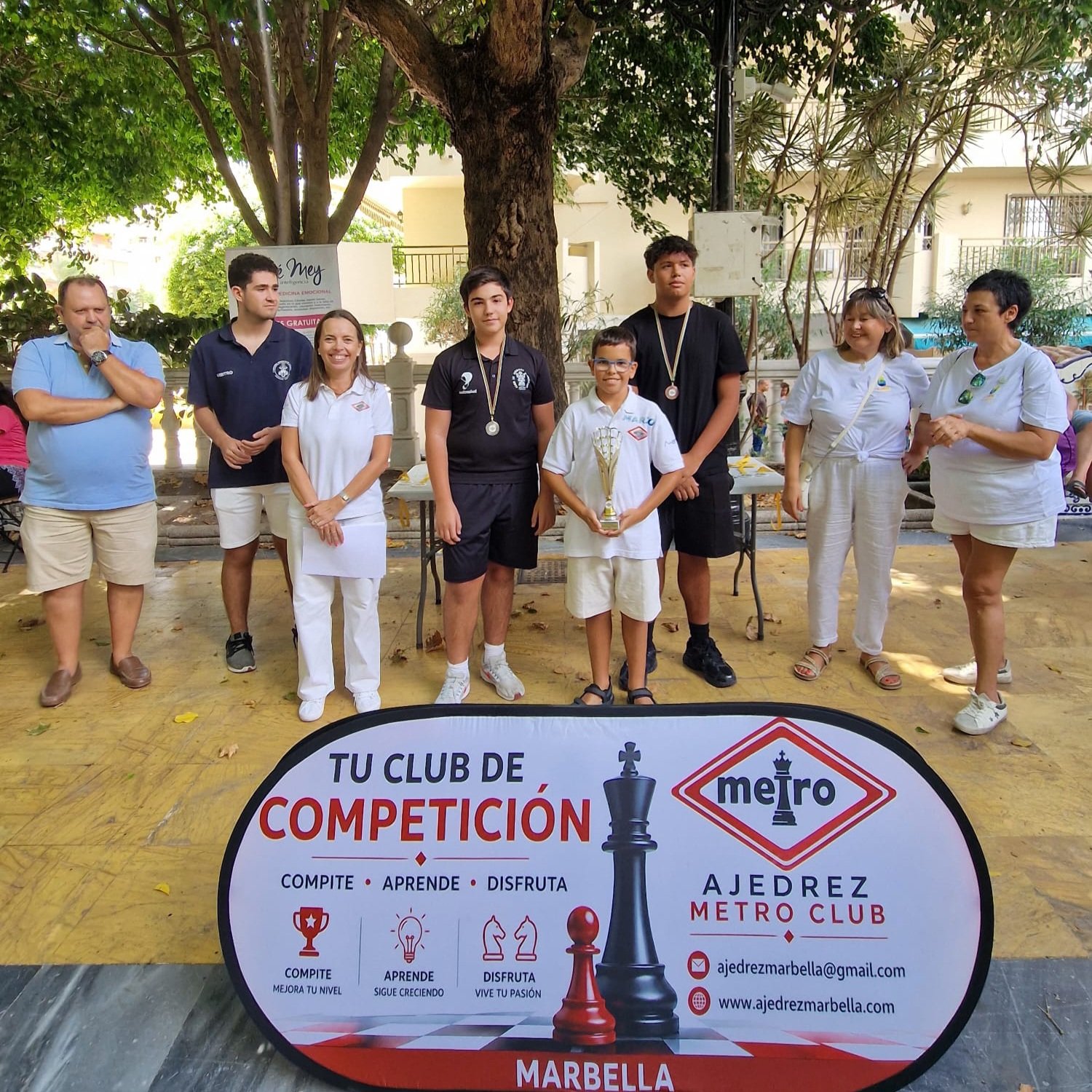 Podio Sub-16 del Torneo de Ajedrez World Wellness Weekend 2026 con Mario Mena, Marco Jaime y Aaron Walter Ribera