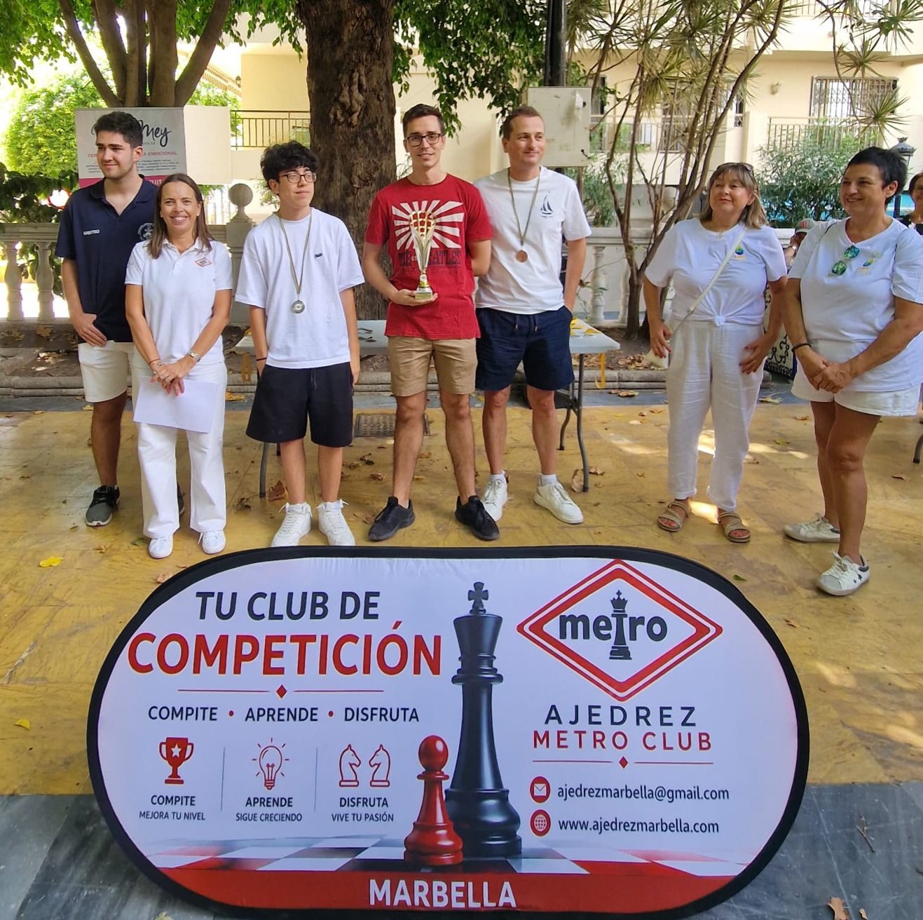 Podio absoluto del Torneo de Ajedrez World Wellness Weekend 2026 con Luis Carmona, Alan Calvo y Javier de la Plata