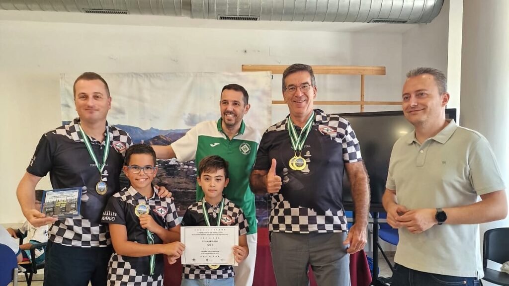 El equipo del Ajedrez Metro Club recibe el premio de campeón de Andalucía de Ajedrez Rápido Sub-1800
